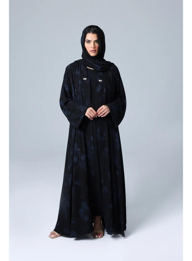 اكسا عباية مفتوحة بياقة زرقاء مطبوعة أسود